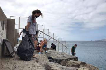 Limpieza de la escollera sur del muelle de Taliarte (Foto Pedro Martel/Wendy Cruz)